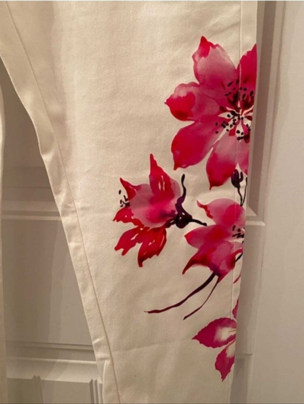 Venus Women’s Size 10 White Skinny Jeans with Floral Decals on the Legs NWOT - Picture 4 of 9